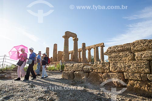  Turistas no Templo de Juno no Valle dei Templi (Vale dos Templos) - antiga cidade grega de Akragas  - Agrigento - Província de Agrigento - Itália