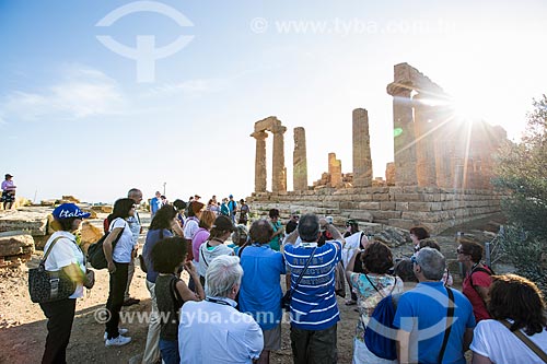  Turistas observando o Templo de Juno no Valle dei Templi (Vale dos Templos) - antiga cidade grega de Akragas  - Agrigento - Província de Agrigento - Itália