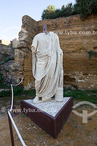  Estátua em mármore togadas no Valle dei Templi (Vale dos Templos) - antiga cidade grega de Akragas  - Agrigento - Província de Agrigento - Itália