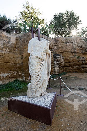  Estátua em mármore togadas no Valle dei Templi (Vale dos Templos) - antiga cidade grega de Akragas  - Agrigento - Província de Agrigento - Itália