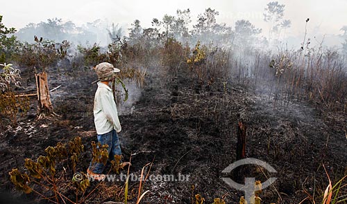  Homem próximo à queimada nas margens da Rodovia BR-319  - Manaus - Amazonas (AM) - Brasil