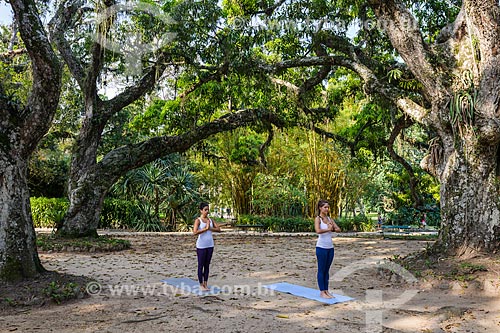  Mulheres praticando Yoga no Jardim Botânico do Rio de Janeiro  - Rio de Janeiro - Rio de Janeiro (RJ) - Brasil