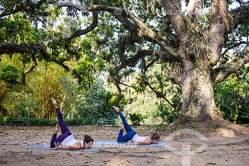  Mulheres praticando Yoga no Jardim Botânico do Rio de Janeiro  - Rio de Janeiro - Rio de Janeiro (RJ) - Brasil