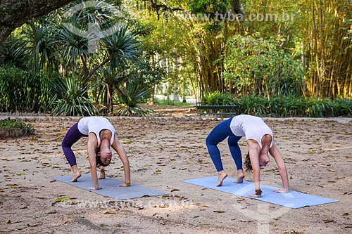  Mulheres praticando Yoga no Jardim Botânico do Rio de Janeiro  - Rio de Janeiro - Rio de Janeiro (RJ) - Brasil