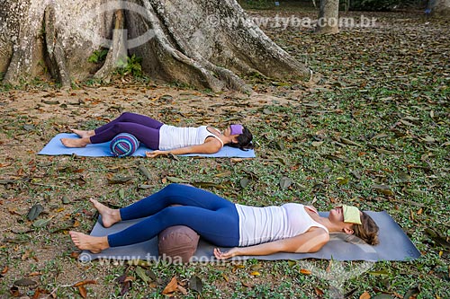  Mulheres meditando no Jardim Botânico do Rio de Janeiro  - Rio de Janeiro - Rio de Janeiro (RJ) - Brasil