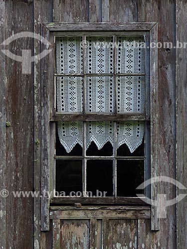  Detalhe de janela em casa colonial antiga  - Gramado - Rio Grande do Sul (RS) - Brasil