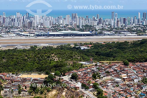  Foto aérea do bairro do Jordão com o Aeroporto Internacional do Recife/Guararapes - Gilberto Freyre (1958) e o bairro de Boa Viagem ao fundo  - Recife - Pernambuco (PE) - Brasil