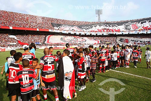  Jogadores do Santa Cruz Futebol Clube e crianças entrando em campo no Estádio José do Rego Maciel (1972) - também conhecido como Estádio do Arruda  - Recife - Pernambuco (PE) - Brasil