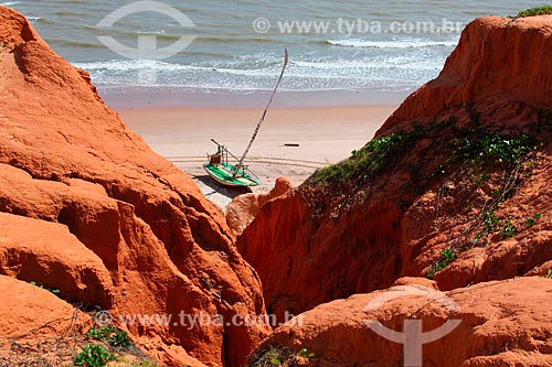  Jangada atracada na Praia de Canoa Quebrada  - Aracati - Ceará (CE) - Brasil