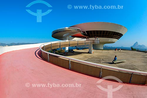  Museu de Arte Contemporânea de Niterói (1996) - parte do Caminho Niemeyer - com o Pão de Açúcar ao fundo  - Niterói - Rio de Janeiro (RJ) - Brasil