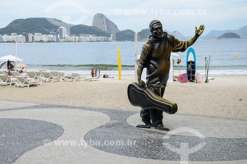  Estátua do cantor Dorival Caymmi (2008) no Posto 6 com o Pão de Açúcar ao fundo  - Rio de Janeiro - Rio de Janeiro (RJ) - Brasil