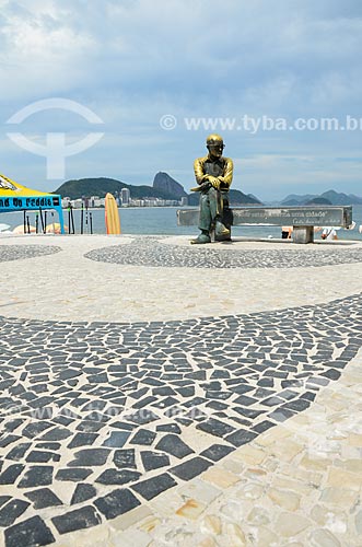  Estátua do poeta Carlos Drummond de Andrade no Posto 6 com o Pão de Açúcar ao fundo  - Rio de Janeiro - Rio de Janeiro (RJ) - Brasil