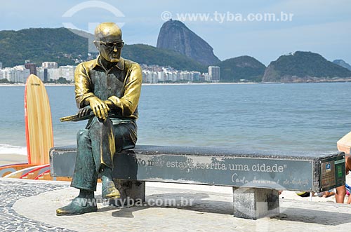  Estátua do poeta Carlos Drummond de Andrade no Posto 6 com o Pão de Açúcar ao fundo  - Rio de Janeiro - Rio de Janeiro (RJ) - Brasil