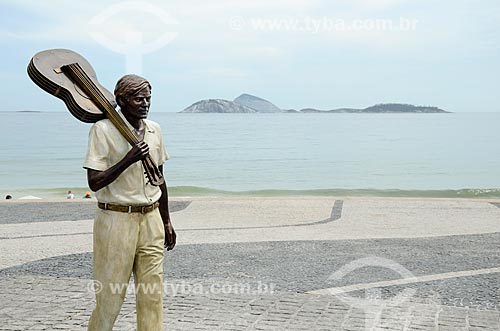  Estátua do maestro Tom Jobim no calçadão da Praia do Arpoador com o Monumento Natural das Ilhas Cagarras ao fundo  - Rio de Janeiro - Rio de Janeiro (RJ) - Brasil