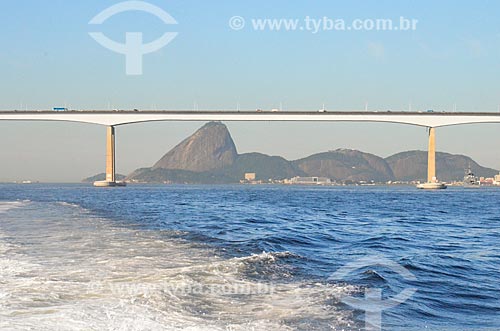  Vista da Ponte Rio-Niterói (1974) durante travessia na Baía de Guanabara com o Pão de Açúcar ao fundo  - Rio de Janeiro - Rio de Janeiro (RJ) - Brasil