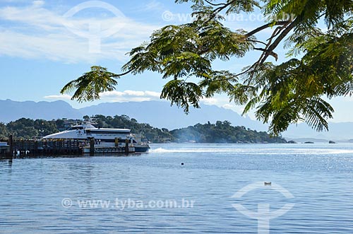  Catamarã atracado no píer da Estação das Barcas da Ilha de Paquetá  - Rio de Janeiro - Rio de Janeiro (RJ) - Brasil