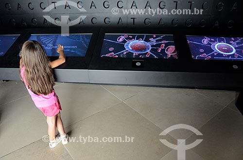  Criança em mesa interativa na instalação Vida - representando um dos três aspectos essenciais do planeta - no Museu do Amanhã  - Rio de Janeiro - Rio de Janeiro (RJ) - Brasil