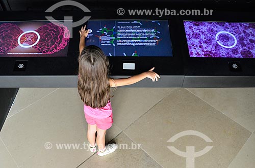  Criança em mesa interativa na instalação Vida - representando um dos três aspectos essenciais do planeta - no Museu do Amanhã  - Rio de Janeiro - Rio de Janeiro (RJ) - Brasil