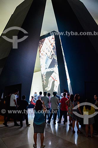  Instalação Antropoceno - seis pilares de dez metros com projeções evidenciando a interferência humana no planeta - parte da exposição permanente do Museu do Amanhã  - Rio de Janeiro - Rio de Janeiro (RJ) - Brasil