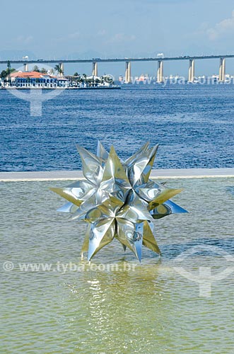  Detalhe da escultura Diamante Estrela Semente no espelho dágua do Museu do Amanhã com a Baía de Guanabara ao fundo  - Rio de Janeiro - Rio de Janeiro (RJ) - Brasil