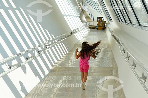  Criança no corredor do Museu do Amanhã  - Rio de Janeiro - Rio de Janeiro (RJ) - Brasil
