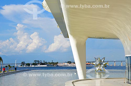  Escultura Diamante Estrela Semente no espelho dágua do Museu do Amanhã com a Baía de Guanabara ao fundo  - Rio de Janeiro - Rio de Janeiro (RJ) - Brasil