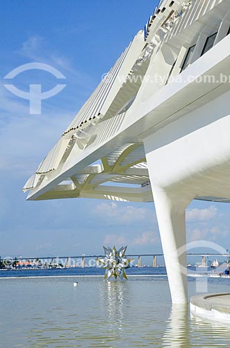  Escultura Diamante Estrela Semente no espelho dágua do Museu do Amanhã com a Baía de Guanabara ao fundo  - Rio de Janeiro - Rio de Janeiro (RJ) - Brasil