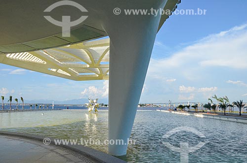  Escultura Diamante Estrela Semente no espelho dágua do Museu do Amanhã com a Baía de Guanabara ao fundo  - Rio de Janeiro - Rio de Janeiro (RJ) - Brasil