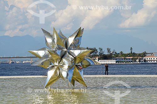  Detalhe da escultura Diamante Estrela Semente no espelho dágua do Museu do Amanhã com a Baía de Guanabara ao fundo  - Rio de Janeiro - Rio de Janeiro (RJ) - Brasil