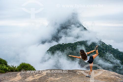  Mulher praticando Yoga na Pedra Bonita com a Pedra da Gávea ao fundo  - Rio de Janeiro - Rio de Janeiro (RJ) - Brasil