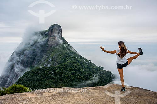  Mulher praticando Yoga na Pedra Bonita com a Pedra da Gávea ao fundo  - Rio de Janeiro - Rio de Janeiro (RJ) - Brasil