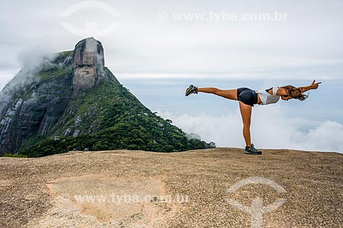  Mulher praticando Yoga - movimento virabhadrasana C (guerreiro III) - na Pedra Bonita com a Pedra da Gávea ao fundo  - Rio de Janeiro - Rio de Janeiro (RJ) - Brasil