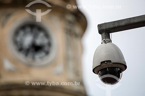  Câmera de segurança com a torre do Paço Municipal de Juiz de Fora - antigo prédio da Prefeitura - ao fundo  - Juiz de Fora - Minas Gerais (MG) - Brasil