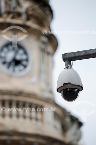  Câmera de segurança com a torre do Paço Municipal de Juiz de Fora - antigo prédio da Prefeitura - ao fundo  - Juiz de Fora - Minas Gerais (MG) - Brasil