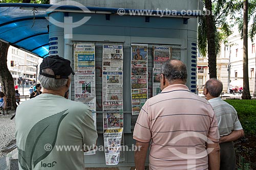  Homens lendo jornais expostos na banca de jornal no Parque Halfeld  - Juiz de Fora - Minas Gerais (MG) - Brasil