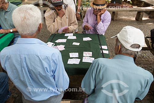  Pessoas da terceira idade jogando baralho no Parque Halfeld  - Juiz de Fora - Minas Gerais (MG) - Brasil