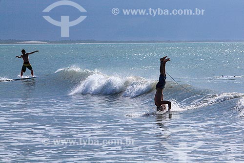  Surfista de cabeça para baixo na Praia de Jericoacoara  - Jijoca de Jericoacoara - Ceará (CE) - Brasil