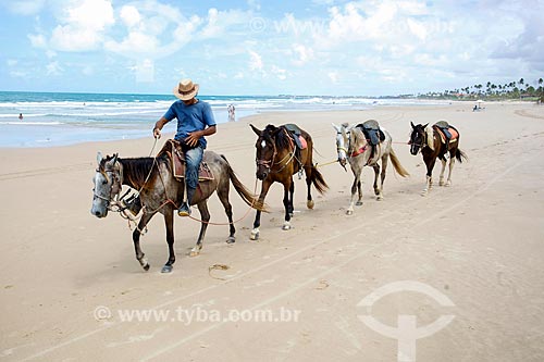  Peão e cavalos na orla da Praia do Cupe  - Ipojuca - Pernambuco (PE) - Brasil