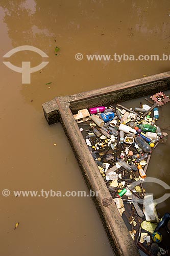  Lixo no Rio Paraibuna  - Juiz de Fora - Minas Gerais (MG) - Brasil