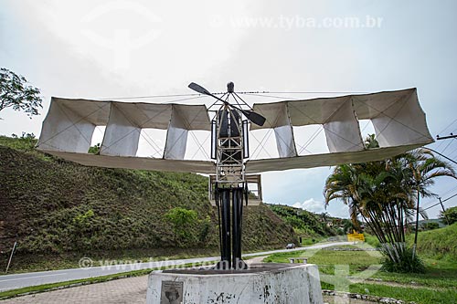  Réplica do 14-Bis na entrada da cidade de Santos Dumont - Rodovia BR-040  - Santos Dumont - Minas Gerais (MG) - Brasil