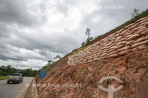  Obra de contenção de encosta - plantio de grama - no Km 632 da Rodovia BR-040  - Conselheiro Lafaiete - Minas Gerais (MG) - Brasil