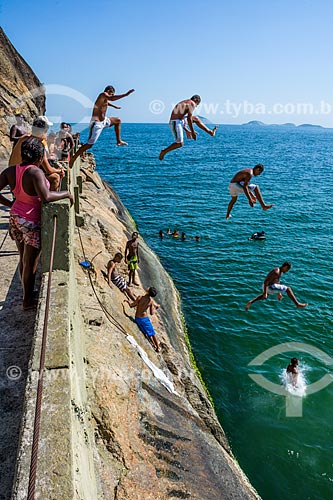  Jovem pulando no mar a partir de pedra no Mirante do Leme - também conhecido como Caminho dos Pescadores  - Rio de Janeiro - Rio de Janeiro (RJ) - Brasil