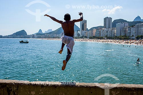  Jovem pulando no mar a partir de pedra no Mirante do Leme - também conhecido como Caminho dos Pescadores  - Rio de Janeiro - Rio de Janeiro (RJ) - Brasil