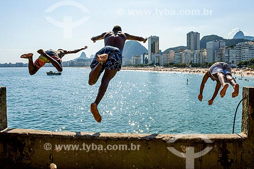  Jovens pulando no mar a partir de pedra no Mirante do Leme - também conhecido como Caminho dos Pescadores  - Rio de Janeiro - Rio de Janeiro (RJ) - Brasil
