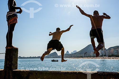  Jovens pulando no mar a partir de pedra no Mirante do Leme - também conhecido como Caminho dos Pescadores  - Rio de Janeiro - Rio de Janeiro (RJ) - Brasil