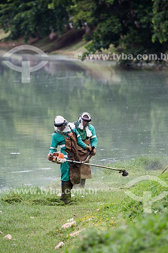  Trabalhadores fazendo a poda da grama às margens da Lagoa da Pampulha  - Belo Horizonte - Minas Gerais (MG) - Brasil