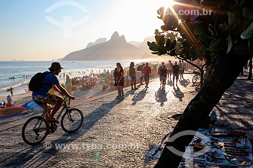  Pôr do sol na Praia de Ipanema com o Morro Dois Irmãos e a Pedra da Gávea ao fundo  - Rio de Janeiro - Rio de Janeiro (RJ) - Brasil