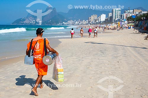  Vendedor de mate - considerados Patrimônio Cultural e Imaterial da cidade do Rio de Janeiro - e de biscoito de polvilho Globo na Praia de Ipanema  - Rio de Janeiro - Rio de Janeiro (RJ) - Brasil