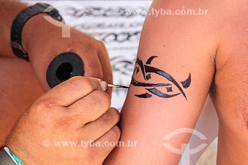  Detalhe de tatuagem de henna na Praia de Cumbuco  - Caucaia - Ceará (CE) - Brasil