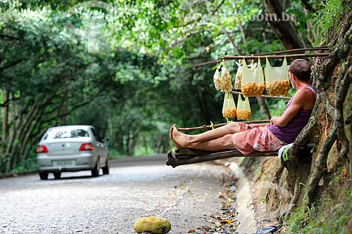  Vendedor de fruta na estrada da Reserva Biológica de Saltinho  - Tamandaré - Pernambuco (PE) - Brasil